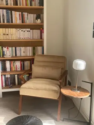 Bibliothèque dans la maison de vacances
