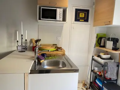 Cuisine ou kitchenette dans l'établissement L hippocampe petite maison cosie avec cour intérieure à 200 metres de la mer Normandie