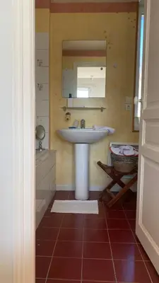 Salle de bains dans l'établissement L hippocampe petite maison cosie avec cour intérieure à 200 metres de la mer Normandie