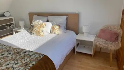 Un ou plusieurs lits dans un hébergement de l'établissement L hippocampe petite maison cosie avec cour intérieure à 200 metres de la mer Normandie