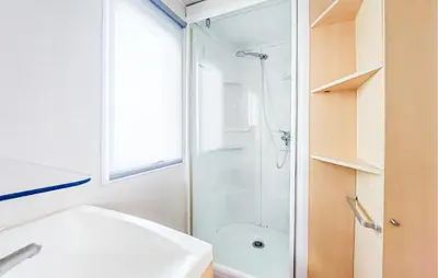 Salle de bains dans l'établissement 2 Bedroom Pet Friendly Stacaravan In Cancale