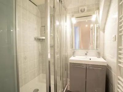 Salle de bains dans l'établissement Apartment Les christophines-3 by Interhome