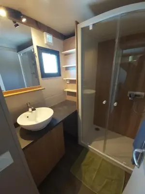 Salle de bains dans l'établissement Camping Sainte Mère Eglise