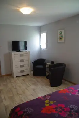 Télévision ou salle de divertissement dans l'établissement La Grimodière
