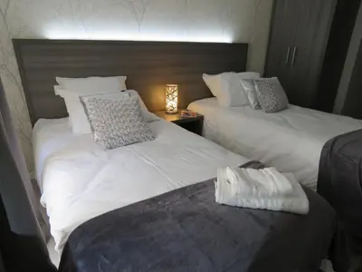 Un ou plusieurs lits dans un hébergement de l'établissement Hôtel Le Saint Patrice