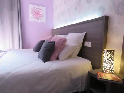Un ou plusieurs lits dans un hébergement de l'établissement Hôtel Le Saint Patrice