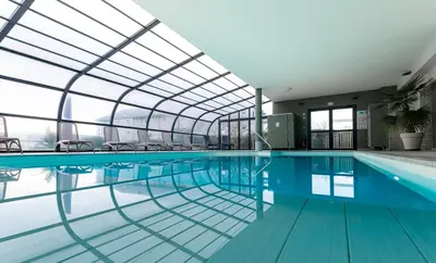 Piscine de l'établissement Kyriad Prestige Residence & Spa Cabourg-Dives-sur-Mer ou située à proximité