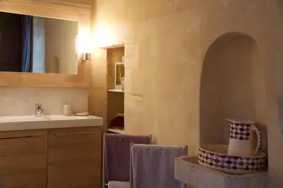 Salle de bains dans l'établissement Le Manoir du Pont Senot