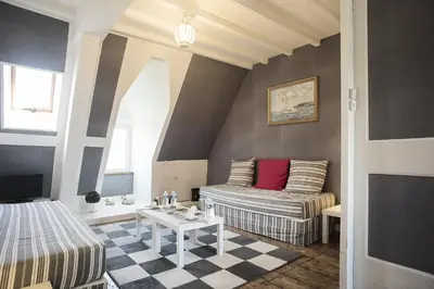 Coin salon dans l'établissement Les Chambres du Château du Rozel