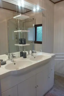 Salle de bains dans l'établissement Relais Du Saussay