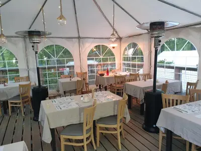 Restaurant ou autre lieu de restauration dans l'établissement L'étape en forêt