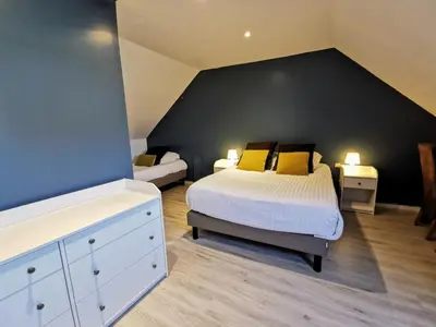 Un ou plusieurs lits dans un hébergement de l'établissement Hôtel Restaurant Le Mulberry Arromanches