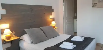 Un ou plusieurs lits dans un hébergement de l'établissement Hôtel Restaurant Le Mulberry Arromanches