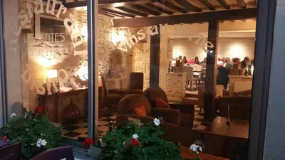 Restaurant ou autre lieu de restauration dans l'établissement Hôtel Restaurant Le Mulberry Arromanches