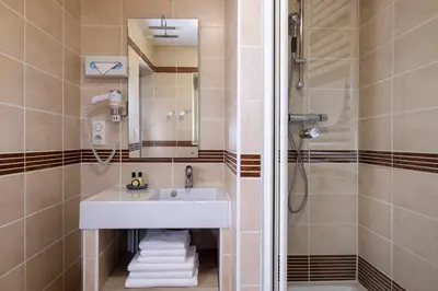 Salle de bains dans l'établissement Hôtel de Lion sur Mer