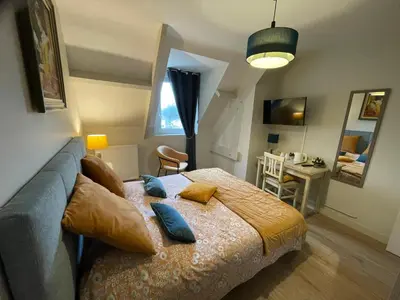 Un ou plusieurs lits dans un hébergement de l'établissement La Villa Port Winston - Face Mer Chambres & Studios