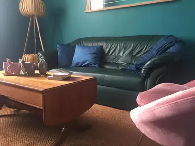 Coin salon dans l'établissement Hôtel Les Coutainvillaises