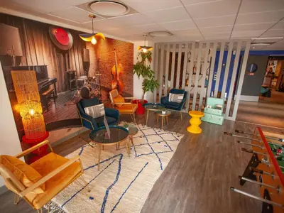 Coin salon dans l'établissement ibis Cherbourg La Glacerie
