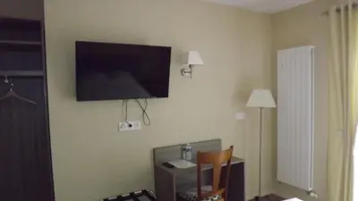 Télévision ou salle de divertissement dans l'établissement La Cocotte Gourmande