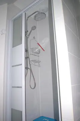 Salle de bains dans l'établissement Gîte Caribou proche Mont Saint Michel