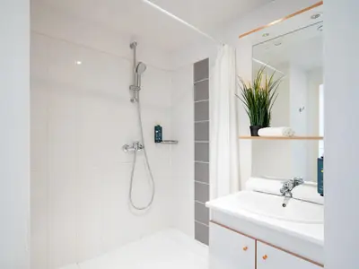 Salle de bains dans l'établissement Séjours & Affaires Caen Le Clos Beaumois