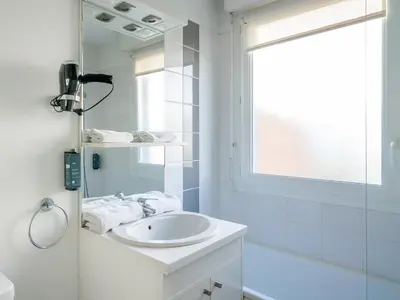 Salle de bains dans l'établissement Séjours & Affaires Caen Le Clos Beaumois