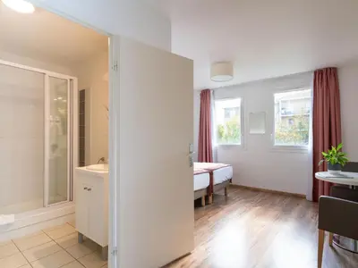 Salle de bains dans l'établissement Séjours & Affaires Caen Le Clos Beaumois