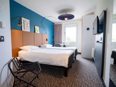Un ou plusieurs lits dans un hébergement de l'établissement Ibis Avranches Baie du Mont-Saint-Michel