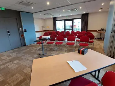 Espace de conférence ou salle de réunion dans l'établissement Ibis Avranches Baie du Mont-Saint-Michel