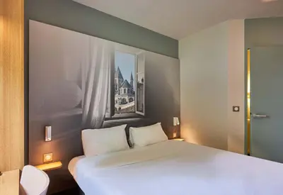 Un ou plusieurs lits dans un hébergement de l'établissement B&B HOTEL Caen Mémorial
