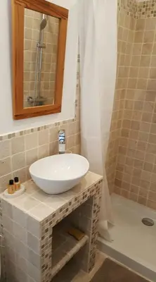 Salle de bains dans l'établissement Maisoun Pequeux