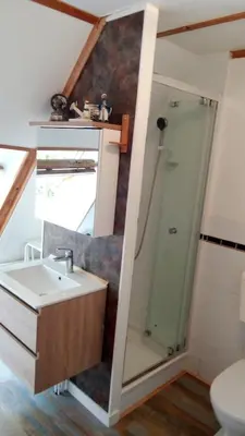 Salle de bains dans l'établissement au petit bonheur