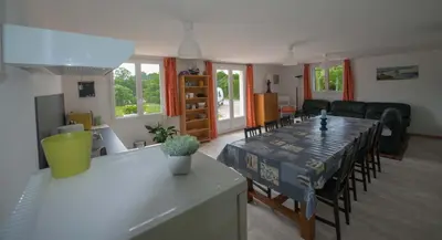 Coin salon dans l'établissement ecrin de fleurs et verdure