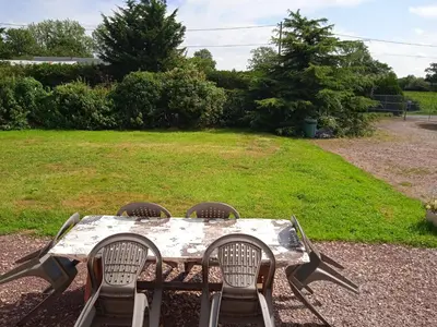 Jardin de l'établissement ecrin de fleurs et verdure