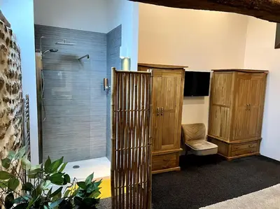 Salle de bains dans l'établissement Gites Le Bisson