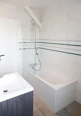 Salle de bains dans l'établissement Hôtel de France Vire