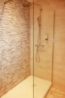 Salle de bains dans l'établissement Hôtel de France Vire