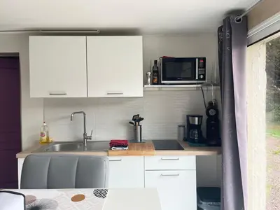 Cuisine ou kitchenette dans l'établissement Normandie Cosy Apt rdc indépendant bien équipé dans maison confortable terrasse grand jardin clos sans vis à vis parking privatif entre Caen et Bayeux, proche plages du débarquement