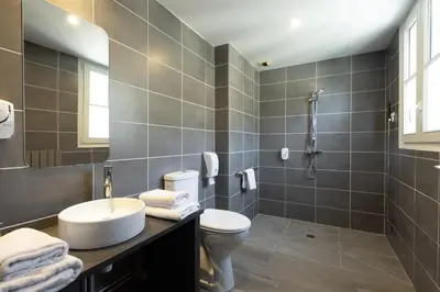 Salle de bains dans l'établissement Hôtel De Brunville & Spa