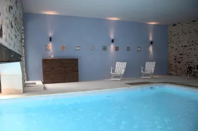 Piscine de l'établissement Ferme-Château de Cordey & Spa ou située à proximité