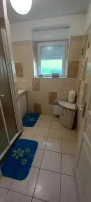 Salle de bains dans l'établissement Maison de vacances - Baie du Mont Saint Michel