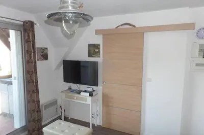 Télévision ou salle de divertissement dans l'établissement NICE FLAT 400 m FROM BEACH & CENTER