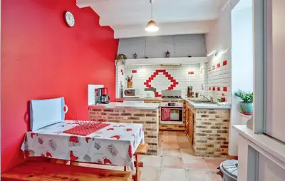 Cuisine ou kitchenette dans l'établissement 3 Bedroom Amazing Home In Vergoncey