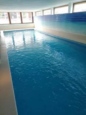 Piscine de l'établissement La Petite Maison ou située à proximité