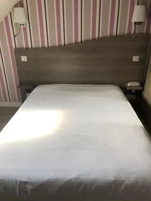 Un ou plusieurs lits dans un hébergement de l'établissement Restaurant Hotel Logis Chez Sophie