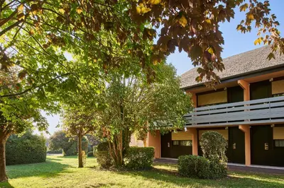 Jardin de l'établissement Kyriad Caen Nord - Hérouville-Saint-Clair