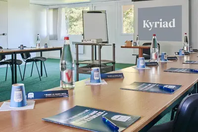 Espace de conférence ou salle de réunion dans l'établissement Kyriad Caen Nord - Hérouville-Saint-Clair