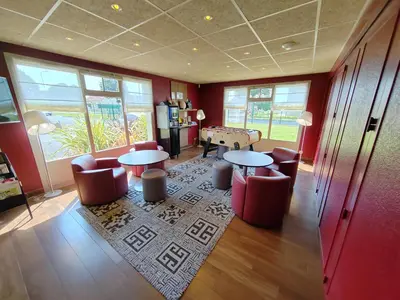 Coin salon dans l'établissement Campanile Caen Est - Mondeville