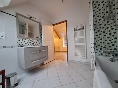 Salle de bains dans l'établissement Les Hirondelles de la Baie