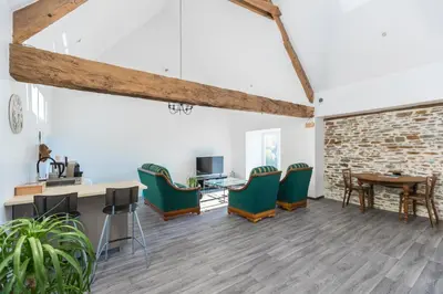 Télévision ou salle de divertissement dans l'établissement Les Colombes de la Baie du Mont Saint-Michel